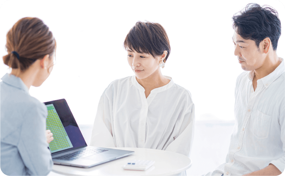 相談する人々の写真